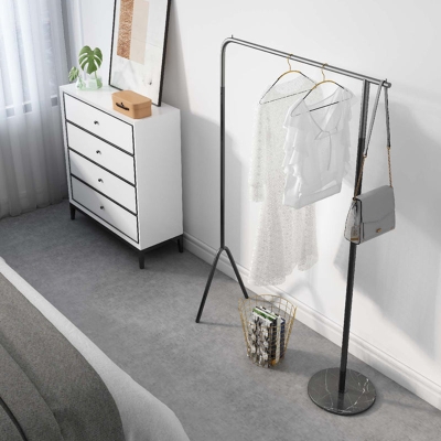 Wundersch&ouml;ner Garderobenst&auml;nder aus Edelstahl f&uuml;r das Wohnzimmer