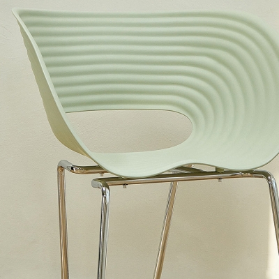 Poltrona da pranzo in plastica con gambe argento e schienale aperto per sala da pranzo moderna