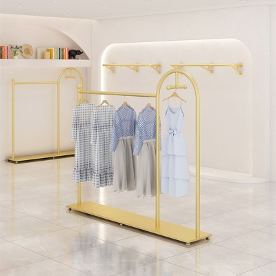 Glam-Garderobe mit Metallrahmen, Kleiderstangen und Haken