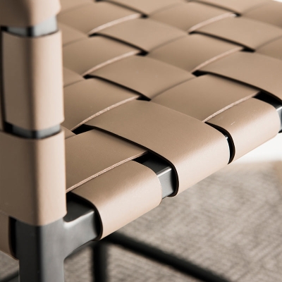 Moderner Barhocker mit Lederr&uuml;ckenlehne und Metallbeinen