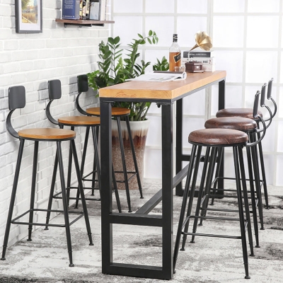 Rechteckiger Bistrotisch aus Massivholz mit nat&uuml;rlicher Barh&ouml;he und Fu&szlig;st&uuml;tze