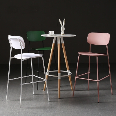 Moderner Barhocker aus Kunststoff mit quadratischem Sitz und Thekenbarhocker mit Metallbeinen