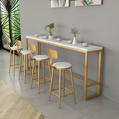 Bartisch mit Bockgestell. Traditioneller, luxuri&ouml;ser, rechteckiger Bartisch aus massivem Holz