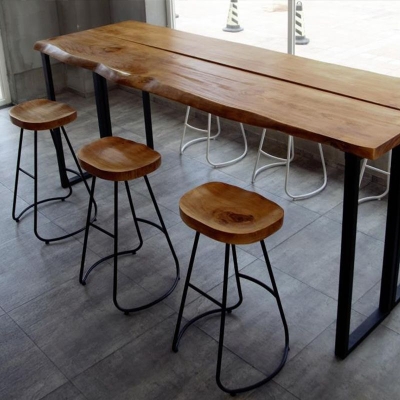 Zeitgen&ouml;ssischer Barhocker aus massivem Holz mit Sattelsitz und Fu&szlig;st&uuml;tze