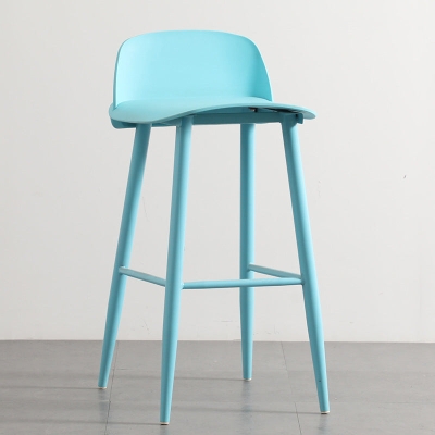 Skandinavischer Barhocker aus Kunststoff mit Metallbeinen in mattem Finish