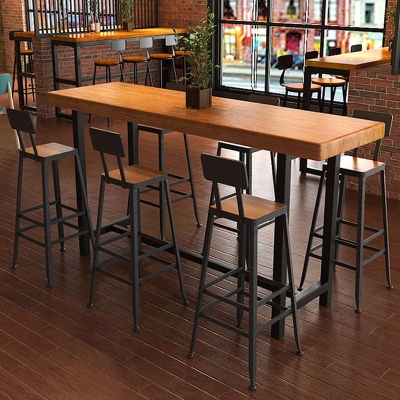 Moderner Bartisch mit Massivholzplatte und schwarzem Sockel