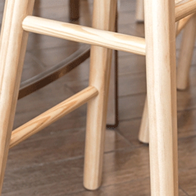 Moderner Esszimmerhocker aus Massivholz mit r&uuml;ckenfreiem, konturiertem Sitz, Bar- und Thekenhocker