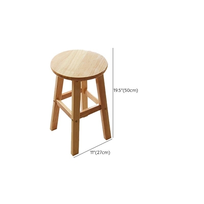 Theken- und Barhocker in heller Holzoptik. Moderne Innenhocker mit 4 Beinen