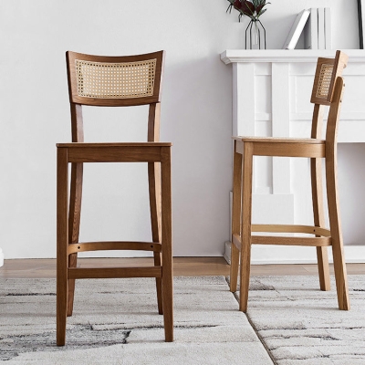 Moderner Barhocker aus Holz mit niedriger R&uuml;ckenlehne und Holzbeinen