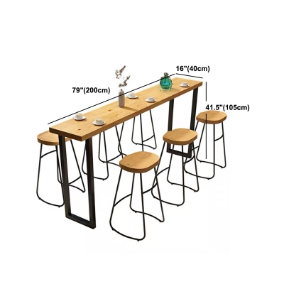 Bar-Esstisch aus braunem Holz. Traditioneller, luxuri&ouml;ser, rechteckiger Bartisch mit Kufengestell
