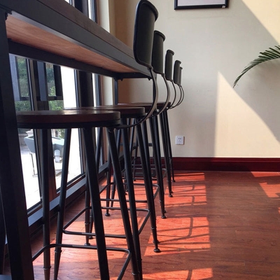 Holztisch im industriellen Stil, Bistro-Pub-Tisch f&uuml;r das Esszimmer