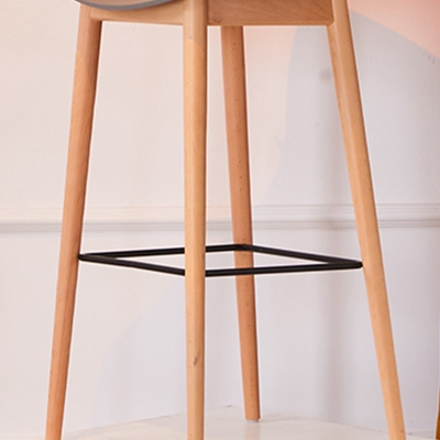 Moderner Barhocker mit niedriger R&uuml;ckenlehne, Fu&szlig;st&uuml;tze aus Kunststoff und Beinen aus Massivholz