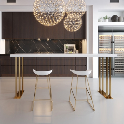 Barhocker aus Metall. Glamour&ouml;se armlose Barhocker mit goldenen Metallbeinen