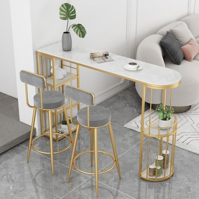 Rechteckiger Stehtisch mit gesinterter Steinplatte. Luxuri&ouml;ser, unregelm&auml;&szlig;ig geformter Pub-Tisch mit Metallsockel