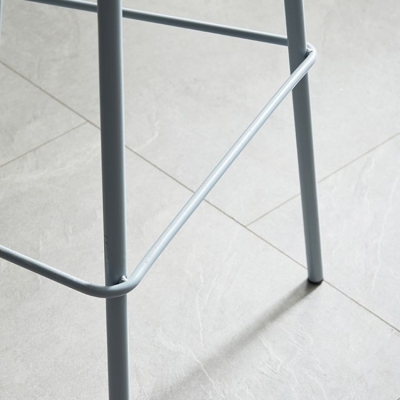 Moderner Barhocker aus Kunststoff mit Metallbeinen f&uuml;r zu Hause