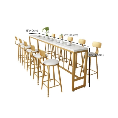 Bartisch mit Bockgestell. Traditioneller, luxuri&ouml;ser, rechteckiger Bartisch aus massivem Holz