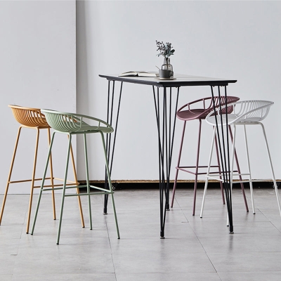 Zeitgen&ouml;ssischer Hocker aus PP-Kunststoff mit konturiertem Sitz und Metallgestell