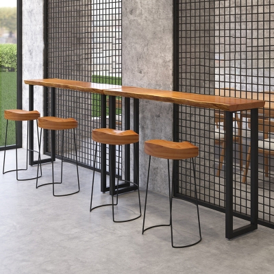 Hellbrauner Bistrotisch mit massiver Holzplatte, industrieller Kneipentisch mit Metallrahmen