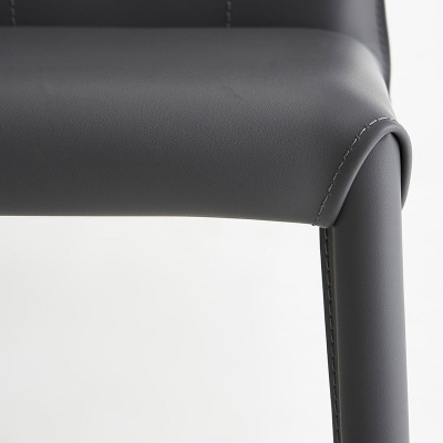 Moderne, armlose Barhocker aus Kunstleder mit niedriger R&uuml;ckenlehne und Metallgestell