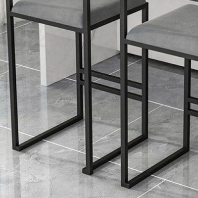 Industrieller Barhocker aus Metall in Schwarz und Wei&szlig;, Thekenhocker, Metallfu&szlig;st&uuml;tze, M&ouml;bel