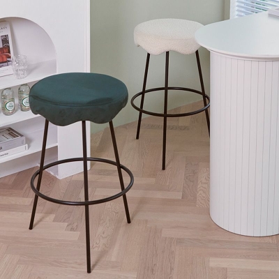 Thekenhocker im zeitgen&ouml;ssischen Stil. Gepolsterter Barhocker in Barh&ouml;he mit Metallgestell