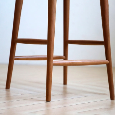 Mattierte Massivholz-Thekenst&uuml;hle, moderne Thekenhocker f&uuml;r den Innenbereich