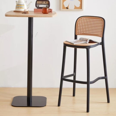 Barhocker aus Kunststoff im Industriestil mit R&uuml;ckenlehne und Thekenhocker f&uuml;r Restaurants und Bristol