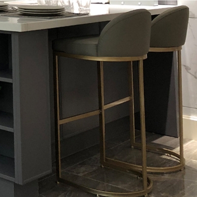 Industrieller Thekenhocker aus PU-Leder mit niedriger R&uuml;ckenlehne und Metallbeinen