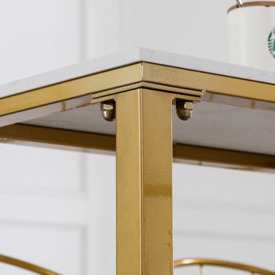 Moderner Bartisch mit wei&szlig;er Kunstmarmorplatte und goldenem Sockel