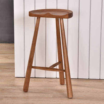 Industrieller, r&uuml;ckenfreier Tresenhocker aus massivem Holz, armloser Hochstuhl aus Holz mit 3 Beinen