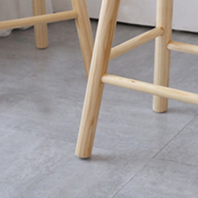 Industrieller Thekenhocker aus massivem Holz, r&uuml;ckenfreier Thekenhocker