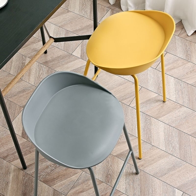 Barhocker aus Kunststoff und Metall f&uuml;r den Innenbereich, moderner, armloser Barhocker mit niedriger R&uuml;ckenlehne