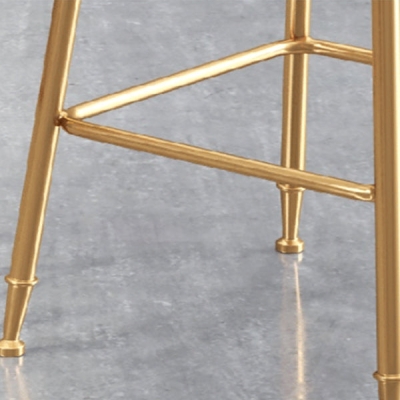 Gepolsterter Thekenhocker im Glam-Stil, runder armloser Barhocker mit Metallbeinen