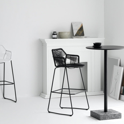 Moderner Barhocker mit Fu&szlig;st&uuml;tze, Kunststoffarmhocker und Metallsockel