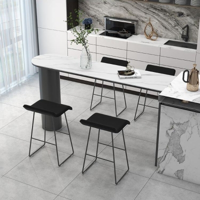 Unregelm&auml;&szlig;ig geformter Bartisch mit gesinterter Steinplatte, industrieller Bistrotisch mit doppeltem Sockel