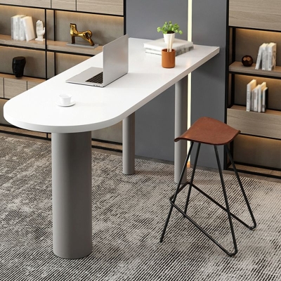 Moderner Kneipentisch aus Holz mit speziellen Tischbeinen &ndash; 41,3" H
