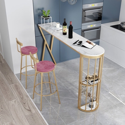 Bar-Esstisch aus Stein. Traditioneller Luxus-Bartisch mit goldenem Kufengestell