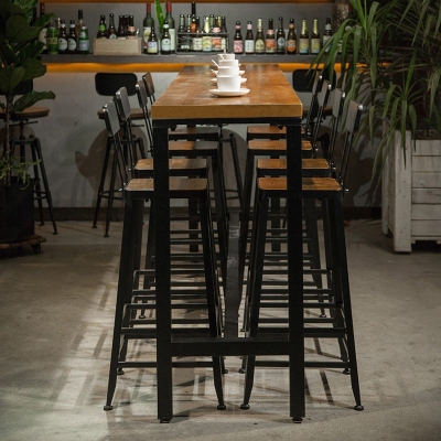 Tavolo da bar rettangolare con gambe nere e base in metallo