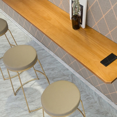 Moderner Barhocker mit rundem Sitz und Metallbeinen
