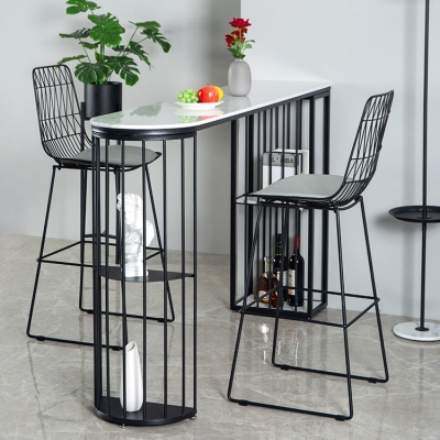 Gepolsterter Thekenhocker im modernen Stil. Barhocker in Barh&ouml;he mit Fu&szlig;st&uuml;tze