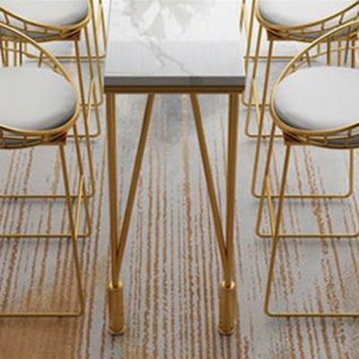 Moderner Pub-Tisch mit goldfarbenen Metallbeinen, rechteckiger Bistrotisch mit Marmorplatte