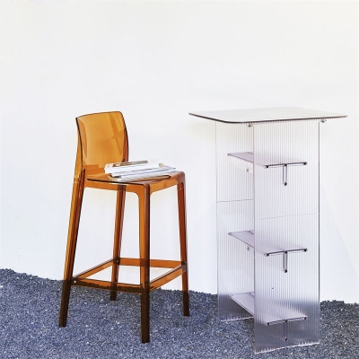 Industrieller Barhocker aus Kunststoff mit quadratischem Sitz und Thekenbarhocker mit Kunststoffbeinen