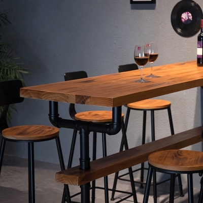 Brauner Bartisch im industriellen Stil aus massivem Holz f&uuml;r den Milchteeladen