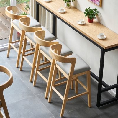 Zeitgen&ouml;ssischer Barhocker aus Holz mit niedriger R&uuml;ckenlehne und Fu&szlig;st&uuml;tze