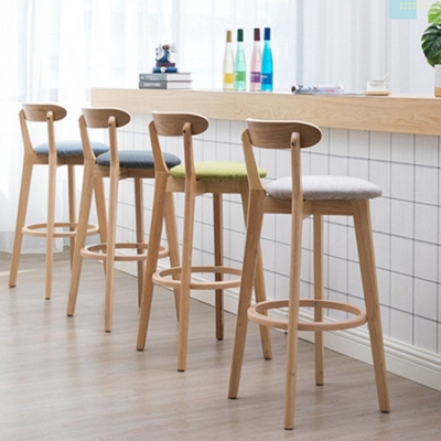 Industrieller, armloser Thekenhocker mit R&uuml;ckenlehne, Caf&eacute;-Barhocker aus Holz mit Kissen und Pedal