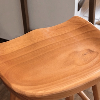 Moderner, armloser, r&uuml;ckenfreier Barhocker aus Holz mit Pedal f&uuml;r den Innenbereich