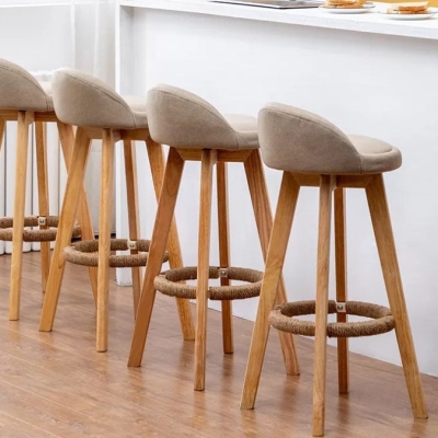 Skandinavischer Barhocker aus Holz mit niedriger R&uuml;ckenlehne und Stoffpolsterung in mattem Finish
