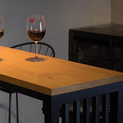 Industrieller Bartisch, rechteckiger Pub-Tisch aus massivem Holz mit Barh&ouml;he f&uuml;r den Au&szlig;enbereich