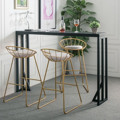 Zeitgen&ouml;ssischer Barhocker, Barhocker mit wei&szlig;em Kissen und Metallbeinen