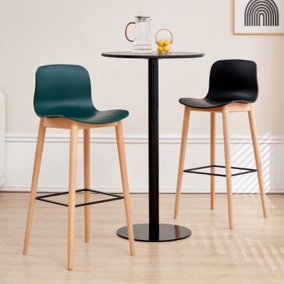 Moderner Gegenhocker mit niedriger R&uuml;ckenlehne aus Massivholz und Kunststoff
